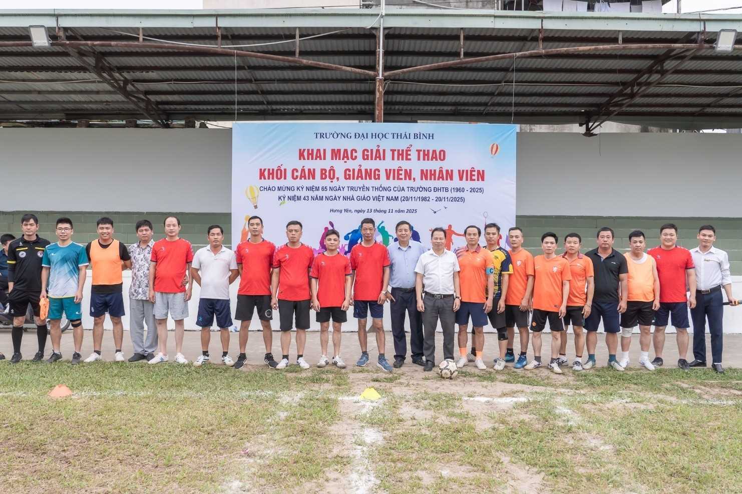 SÔI NỔI TRẬN BÓNG ĐÁ GIAO HỮU GIỮA ĐỘI LIÊN KHOA VÀ LIÊN PHÒNG